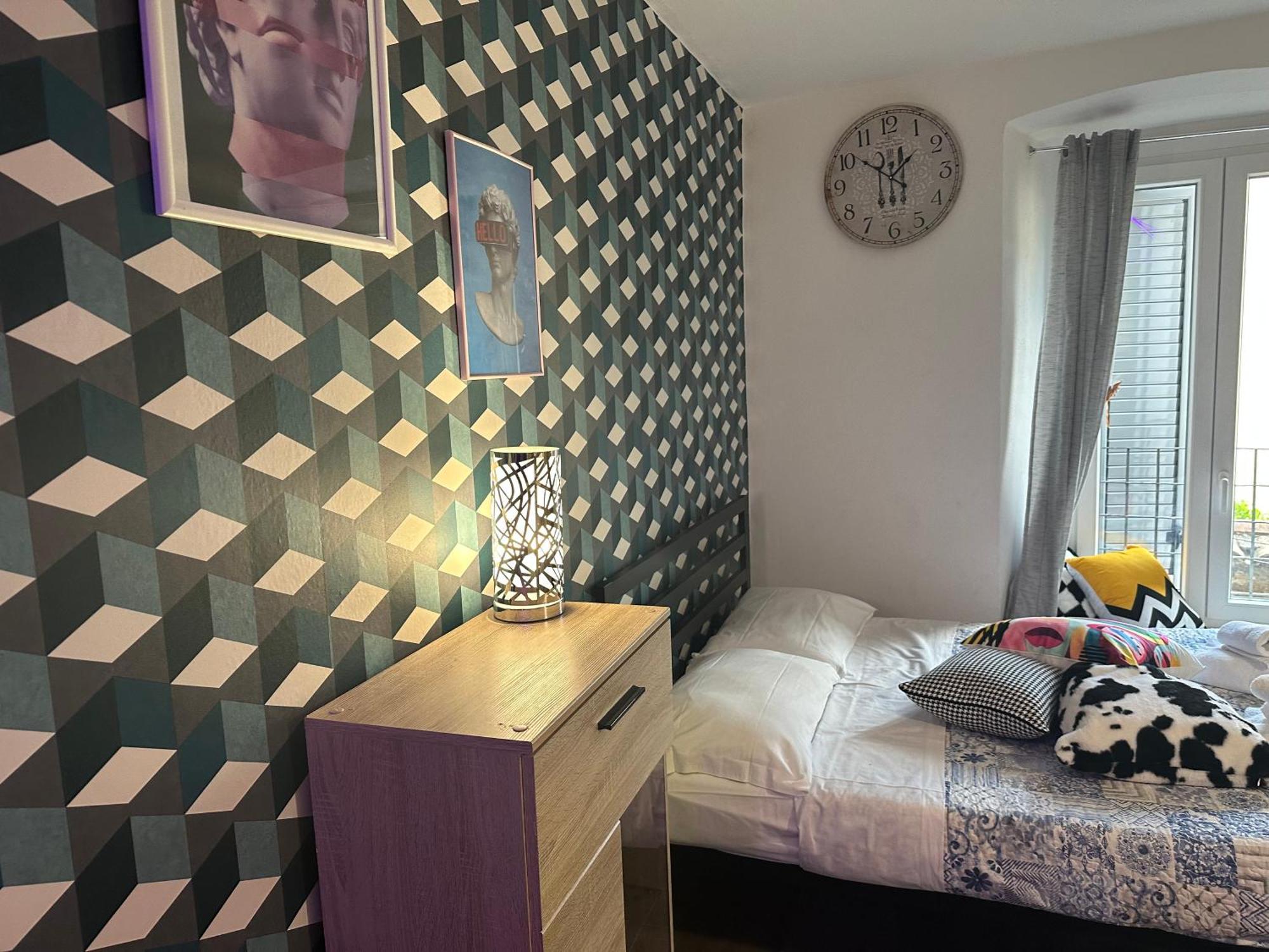 Apartment Feel - Vivid